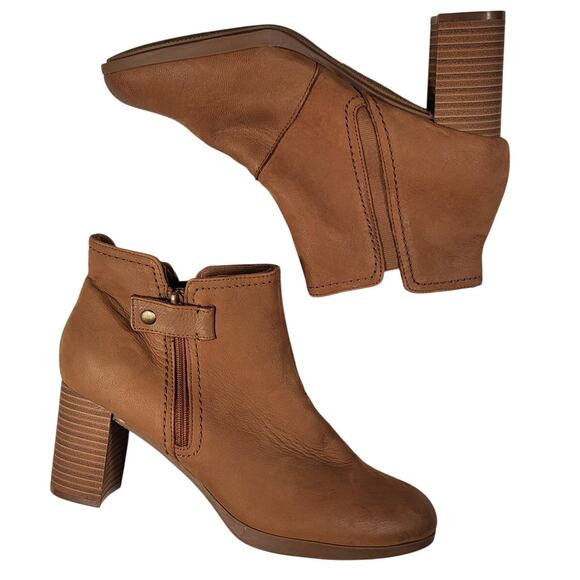 NEW Clarks Women's Bayla Glow ankle boots in tan nubuck.  size 9.5 - Picture 2 of 7